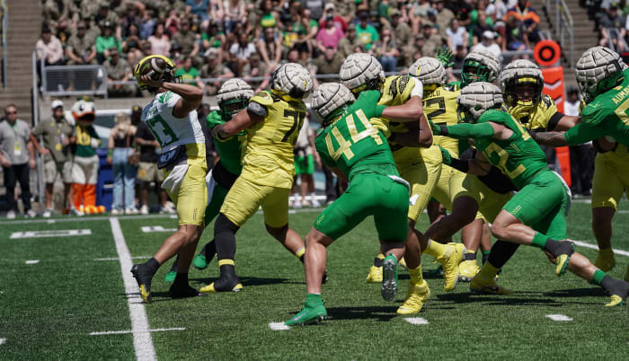 Oregon Ducks quarterback Ty Thompson throws a pass in the 2023 spring game.